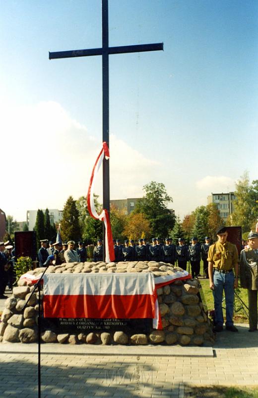 KKE 3310.jpg - Poświecenie symbolicznej mogiły pamięci zbrodni kresowej na cmentarzu komunalnym w Olsztynie, Olsztyn, 2003 r.